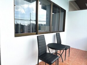 Tweepersoonskamer, balkon | Een bureau