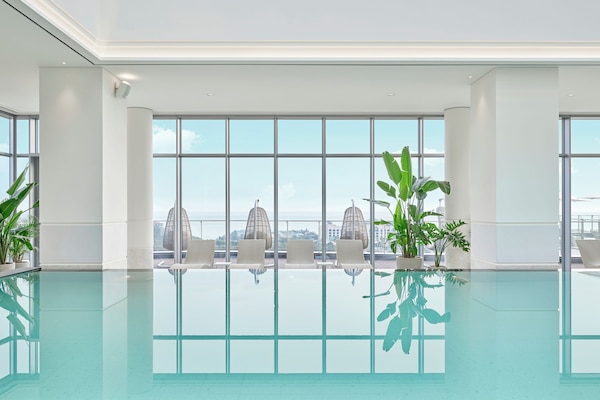 Alberca techada y alberca al aire libre