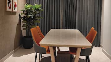 Appartement Deluxe, vue ville | Coin séjour | Télévision