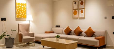 Schreibtisch, laptopgeeigneter Arbeitsplatz, kostenloses WLAN