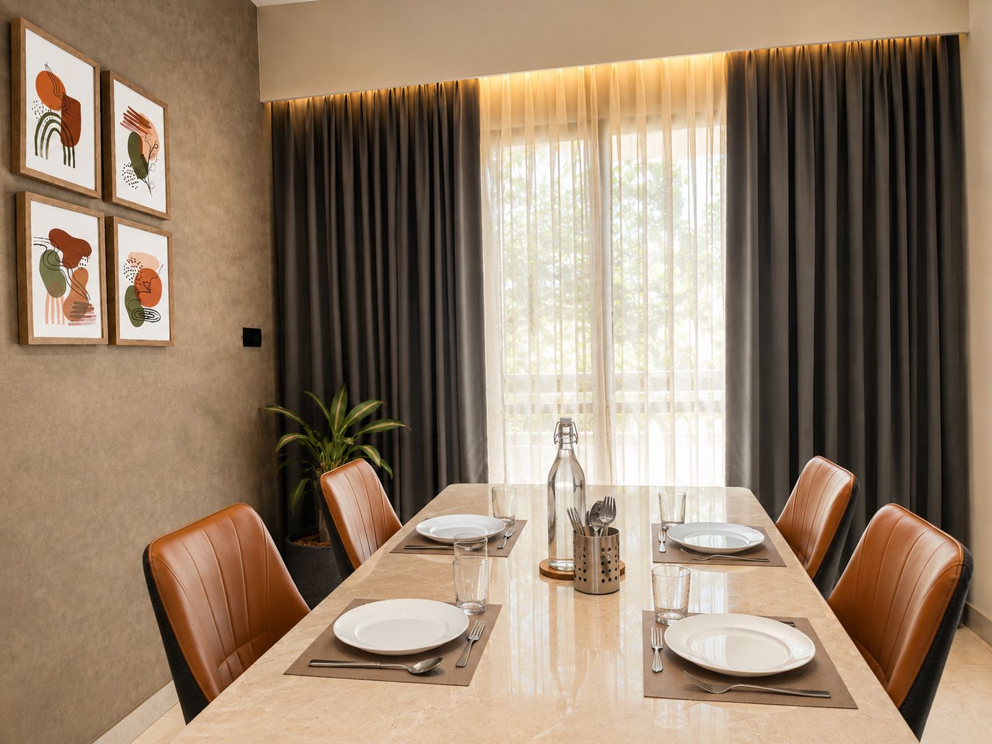 Un comedor con una mesa larga, sillas y obras de arte enmarcadas en la pared.