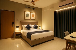 Bureau, espace de travail pour ordinateur portable, Wi-Fi gratuit