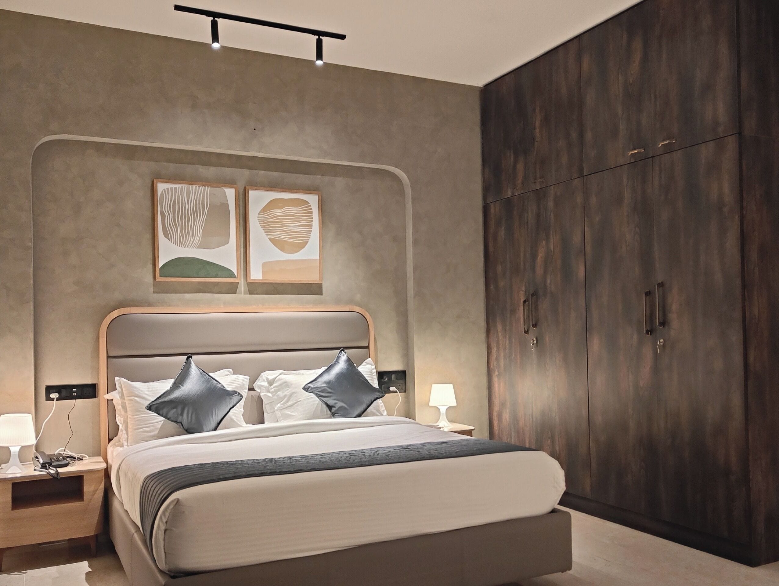 Bureau, espace de travail pour ordinateur portable, Wi-Fi gratuit