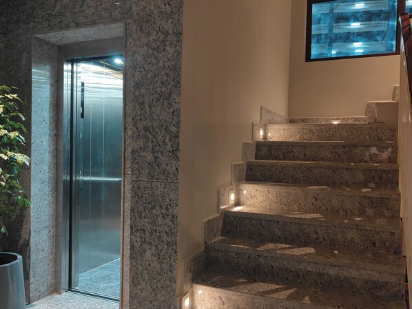 ฝ่ายต้อนรับ