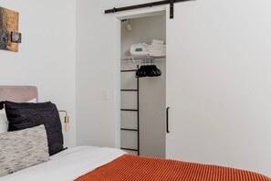 1 bedroom, iron/ironing board, WiFi, bed sheets - Convenient First Hill Jr 1BR w/ Fitness Center & W/D, by Blueground (Seattle)