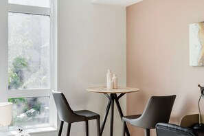 Dining - Convenient First Hill Jr 1BR w/ Fitness Center & W/D, by Blueground (Seattle)