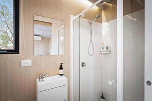 Shower, hair dryer, towels - Petama by Tiny Away S (Calvert)