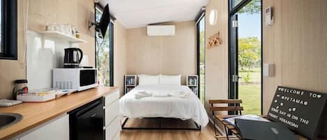 1 bedroom, bed sheets