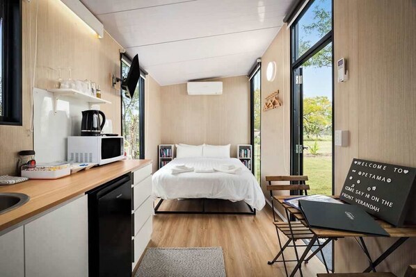 1 bedroom, bed sheets