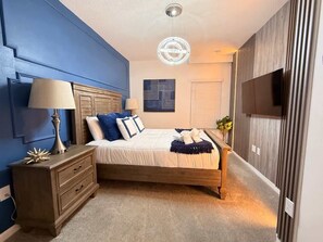 5 bedrooms, desk, iron/ironing board, travel crib