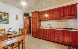 Kühlschrank, Herdplatte, Kochgeschirr/Geschirr/Besteck