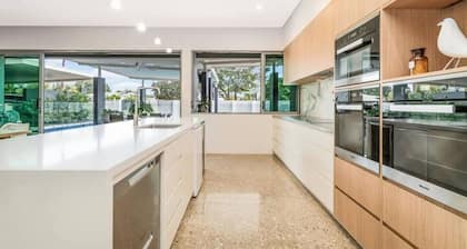 Zenhouse - Luxury 5-BR Holiday Home + Pool + BBQ