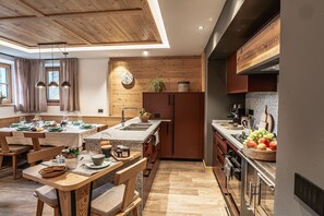 Fridge, oven, stovetop, coffee/tea maker