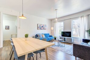 TV, offices - Pet-Friendly Near Parks & Cafes | High-Speed WiFi (Montréal)