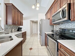 Réfrigérateur, micro-ondes, four, lave-vaisselle