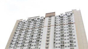 A high-rise residential building with multiple balconies and a modern architectural design. - Collection O metroploitian park Serviced Apartmen (Bekasi)