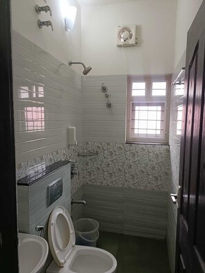 Chuveiro, toalhas de banho, sabonete, shampoo