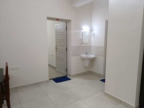 Shower, handuk, sabun, dan sampo