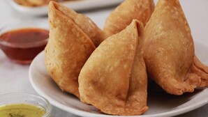 Un plato de samosas con salsa para mojar.