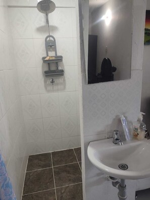 吹风机、毛巾、肥皂、卫生纸