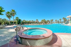 Una piscina techada, una piscina climatizada