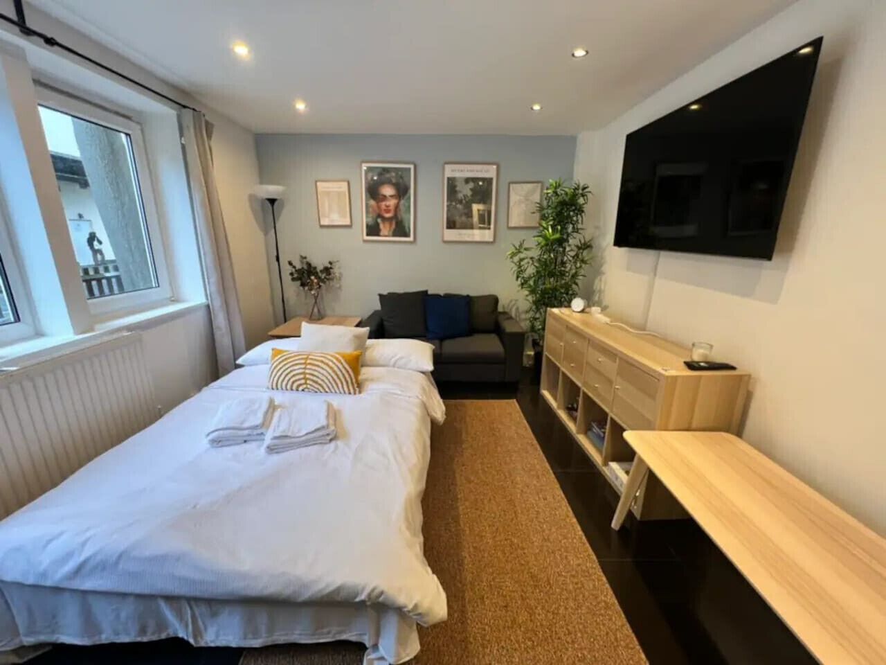 2 soverom, skrivebord, strykejern/-brett og reiseseng for barn