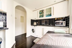 Fridge, microwave, oven, stovetop - Stylish Flat for 6 | Near Angel & King’s Cross (Greater London)