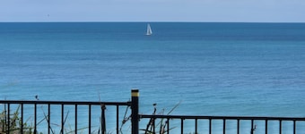 BEACHFRONT BEACHFRONT BEACHFRONT!