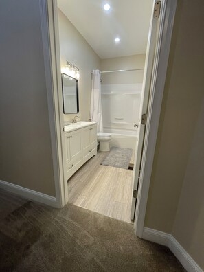 Shower, hair dryer, towels, soap - Spacious 4-bedroom townhome in delightful Allentown with AC, WiFi (Allentown)