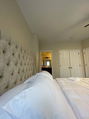 4 habitaciones, tabla de planchar con plancha, wifi y ropa de cama