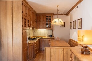 Fridge, microwave, dishwasher, cookware/dishes/utensils