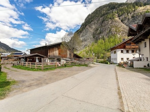 Property grounds - Nice apartment with sauna and Swedish stove (Huben)