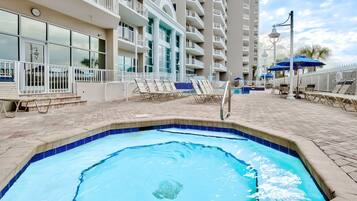 Alberca techada y alberca climatizada