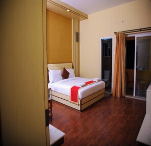 Classic Room | Hypo-allergenic bedding, desk, free WiFi, bed sheets - VS Cube Estancia (Yercaud)