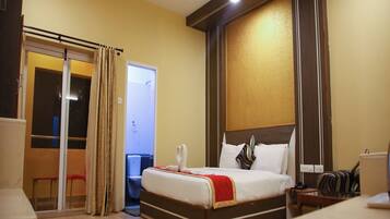 Deluxe Room | Hypo-allergenic bedding, desk, free WiFi, bed sheets