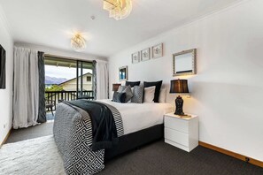 2 bedrooms, iron/ironing board, travel cot, WiFi - 3 King Bed Lake View Central Stylish Apartment (Queenstown)