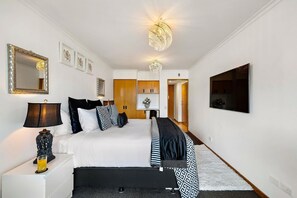 2 habitaciones, tabla de planchar con plancha, cuna de viaje y wifi 