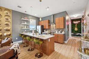 Fridge, microwave, oven, stovetop - New Year's Eve rooftop, karaoke, fire pit near Ryman and Broadway (Nashville)