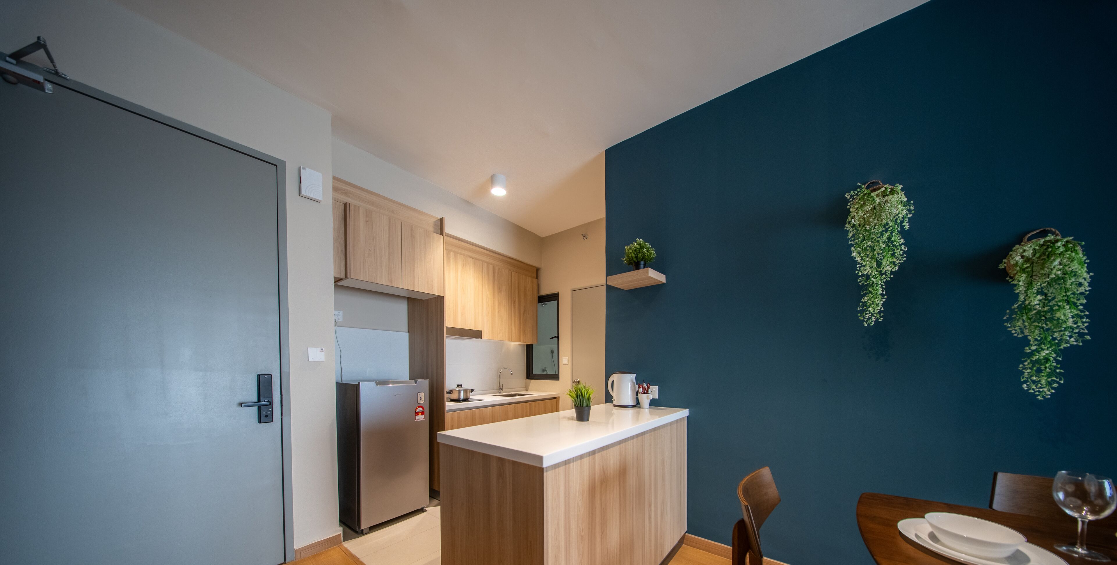 Deluxe Apartment | Private kitchen | Fridge, stovetop, cookware/dishes/utensils, kitchen islands
