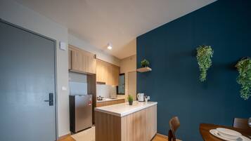 Deluxe Apartment | Private kitchen | Fridge, stovetop, cookware/dishes/utensils, kitchen islands