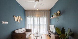 Deluxe Apartment | Living area | Flat-screen TV