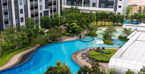 Una piscina al aire libre