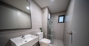 Bidet, toallas, jabón, shampoo