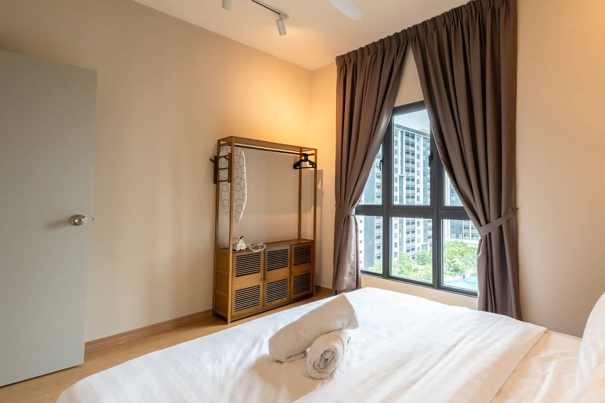 Gallery Apartment | 3 bedrooms, iron/ironing board, bed sheets