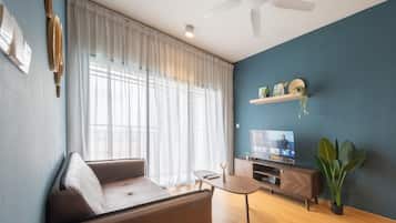 Apartament Deluxe | Sala d'estar | Televisor de pantalla plana