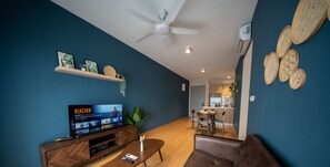Deluxe Apartment | Living area | Flat-screen TV - Maya Bay Residences (Banting)