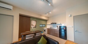 Refrigerador, placa de cocina, utensilios de cocina, isla de cocina