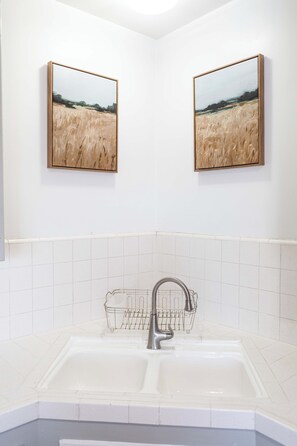 Haartrockner, Handtücher, Seife, Toilettenpapier