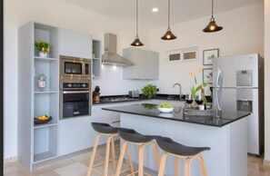 Frigorifero, microonde, forno, piano cottura