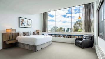 4 bedrooms, desk, iron/ironing board, WiFi